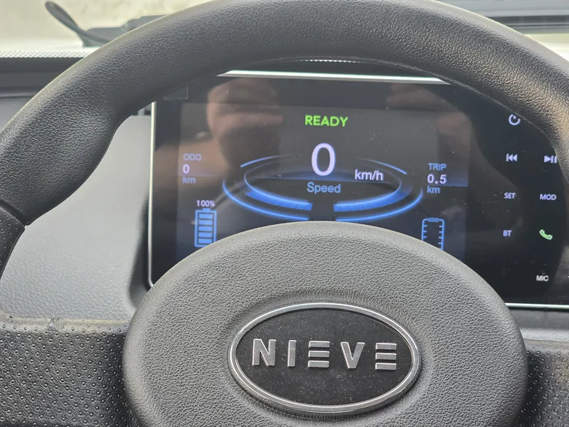 Bordul digital NIEVE Q-EN, în spatele volanului cu emblemă